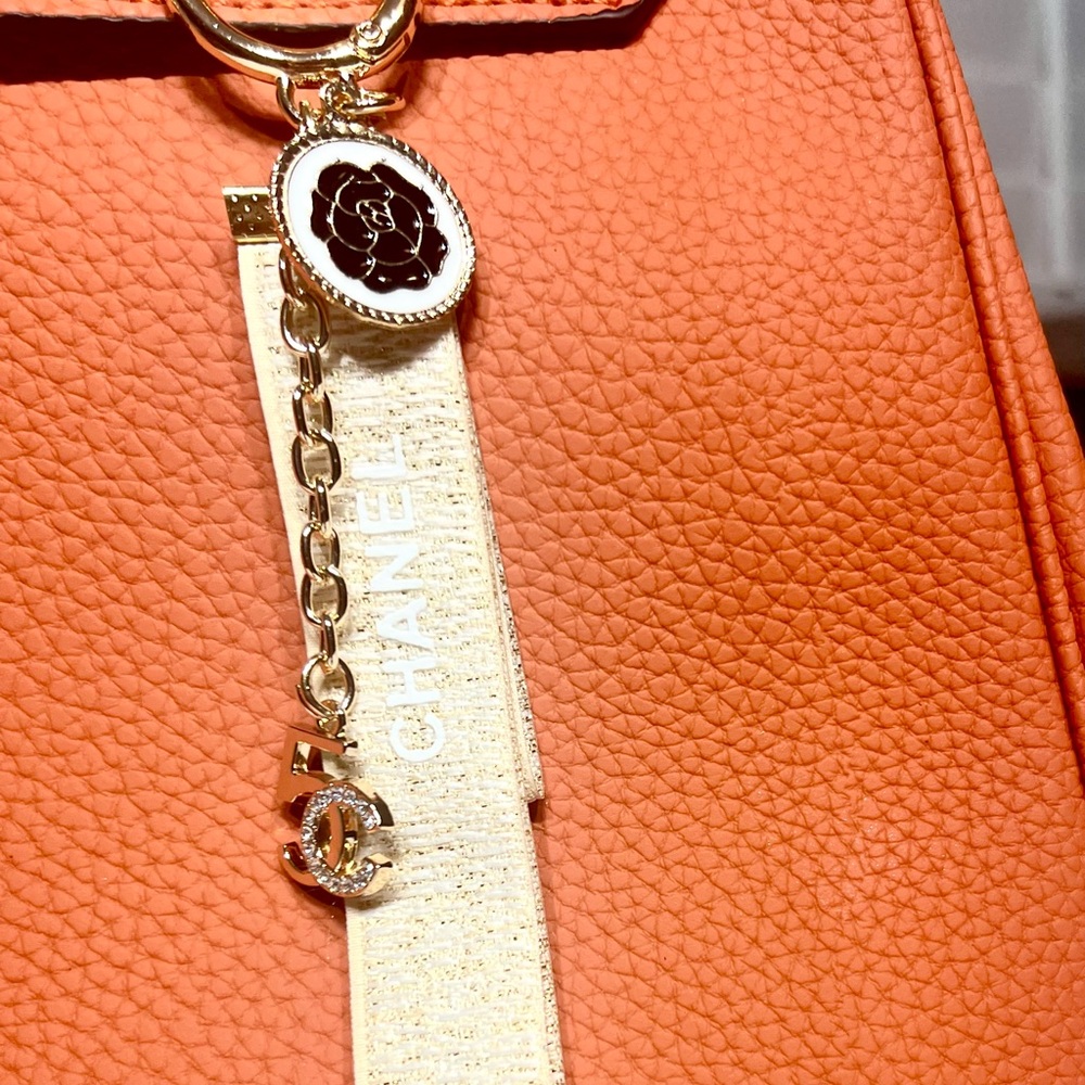 CHANEL Cream and Gold Key Holder - Bag Charm NIB - Picture 4 of 13